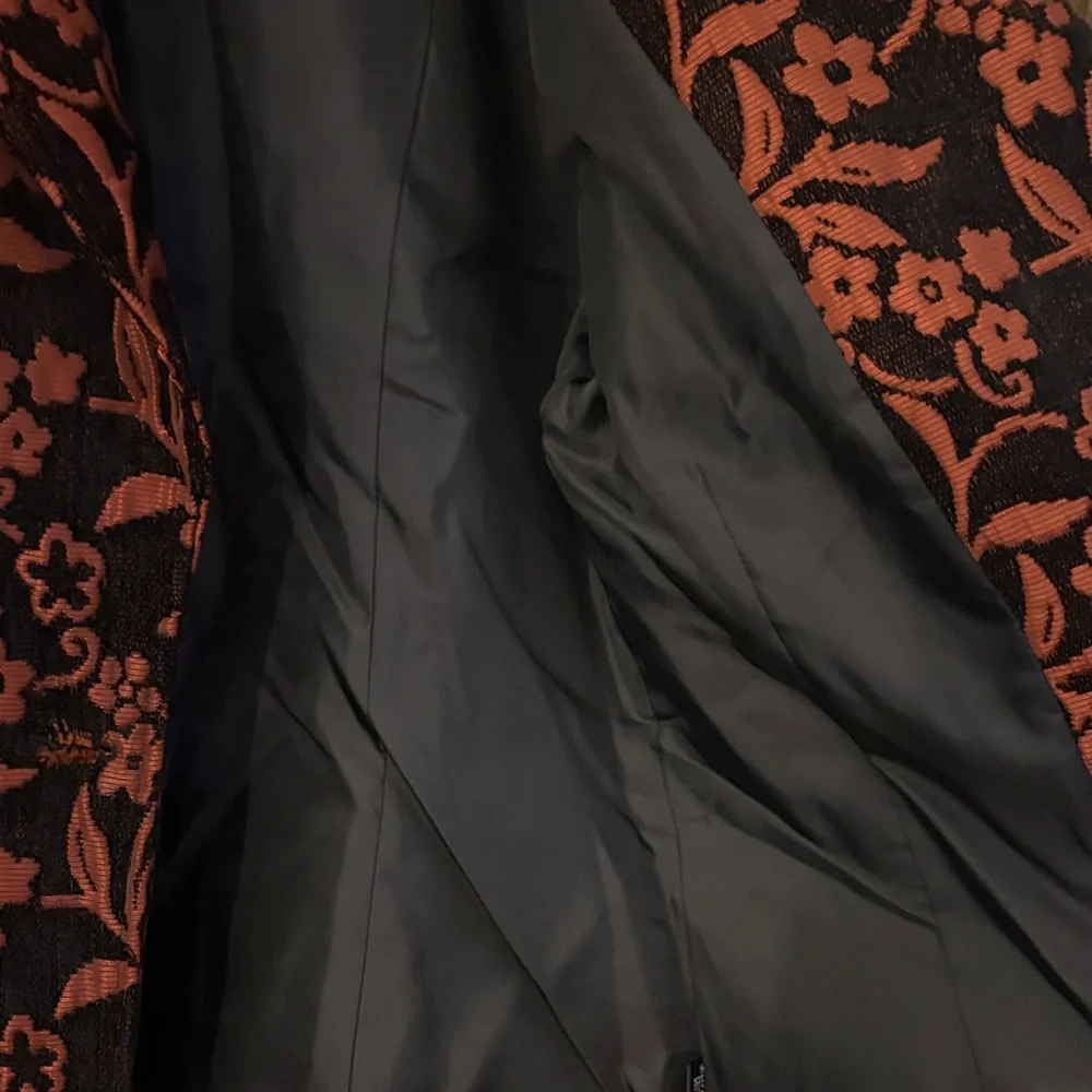 August Silk Floral Blazer - Picture 5 of 7